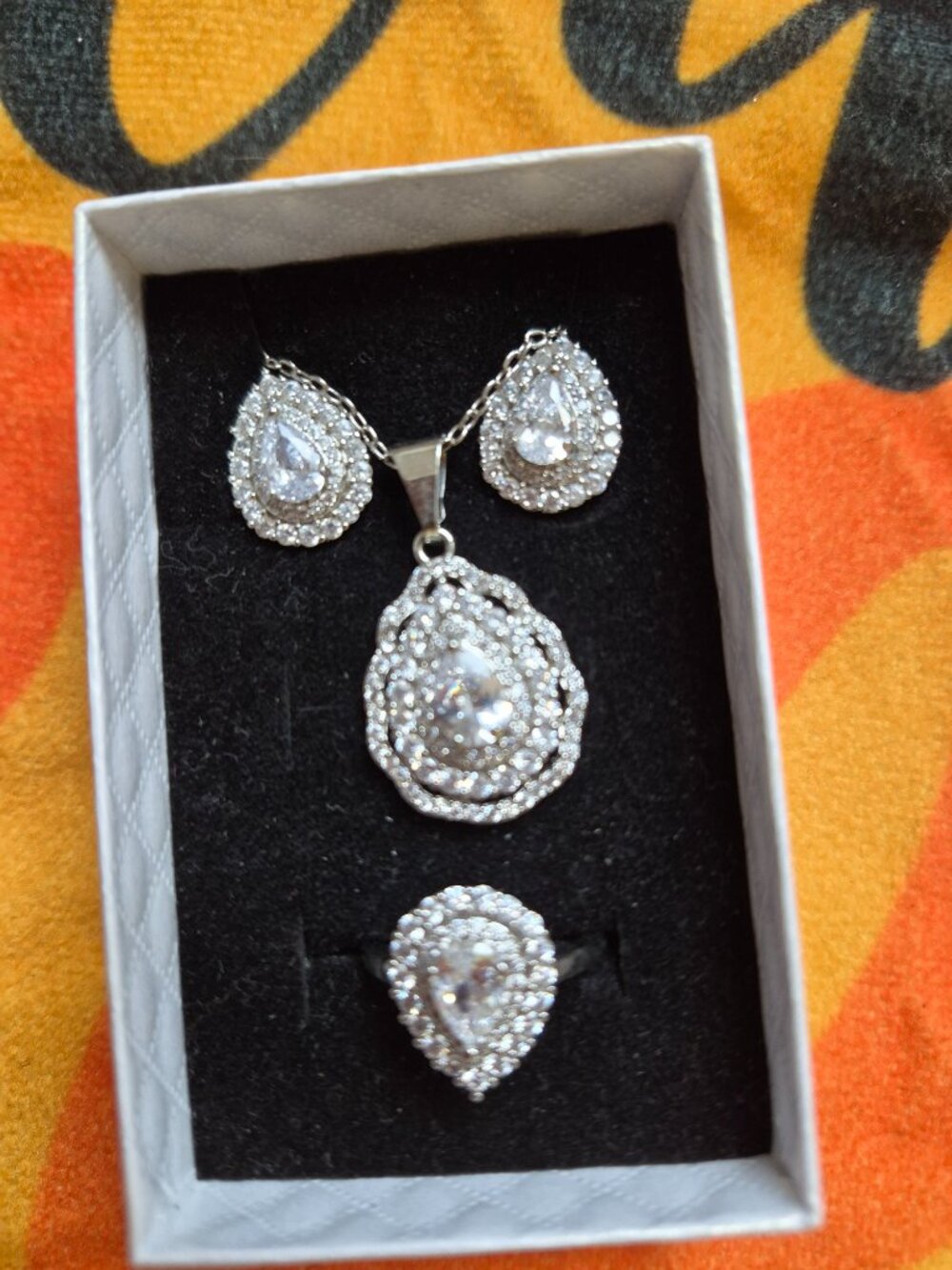 Signity diamond Set - Picture 3 of 3